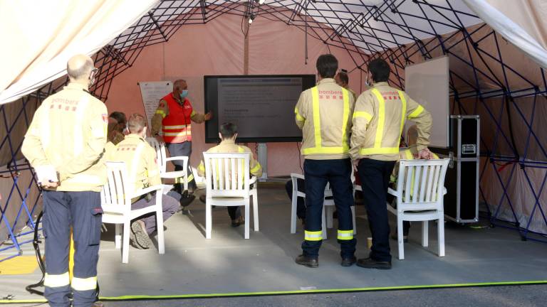 Un grup de bombers reunits al centre de comandament a Santa Coloma de Queralt. Foto: ACN