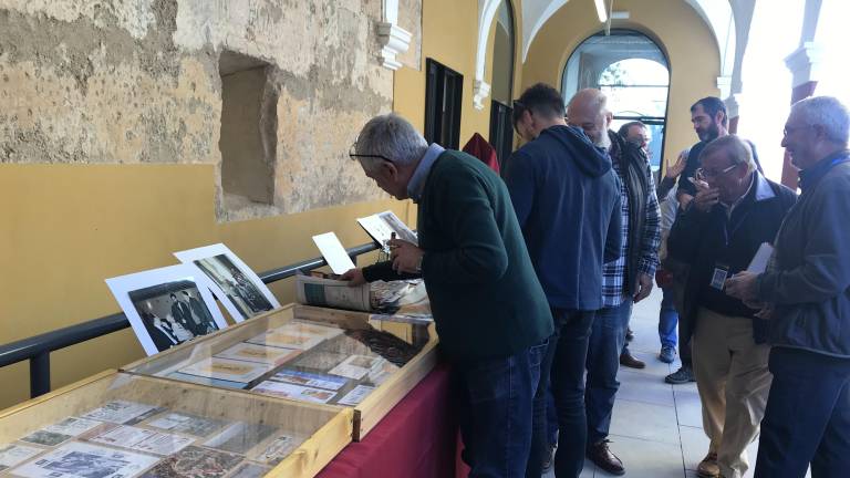 Imatge de la primera trobada de col·leccionisme casteller que va tenir lloc ahir al matí. FOTO: ALBA TUDÓ