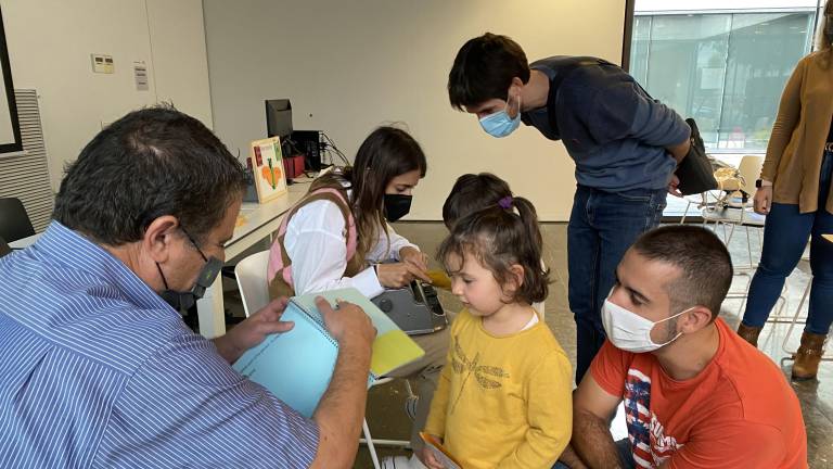 El taller sobre el alfabeto braille tuvo lugar ayer en la Bilioteca Pere Anguera de Reus. FOTO: ALFREDO GONZÁLEZ