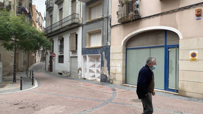 El nou Espai Jove de Valls obrirà portes a finals d’any, estarà ubicat a en un dels baixos de la plaça de les Escudelles, a la porta gran de la imatge, en ple centre històric de la ciutat. FOTO: J.G.