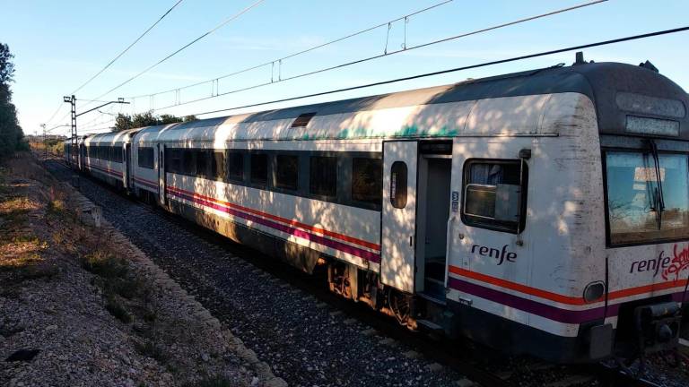 Un tren de Rodalies de la R14, la línea que ha sufrido una interrupción de más de dos horas a consecuencia d eun atropello mortal. Foto: DT