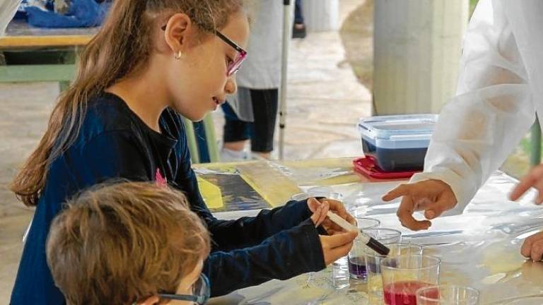 Alumnos que han participado de la prueba piloto haciendo uno de los experimentos que propone el programa. FOTO: CEDIDA