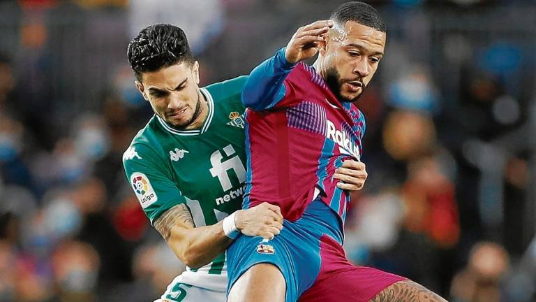 Marc Bartra defiende a Memphis Depay en el Camp Nou. FOTO: EFE