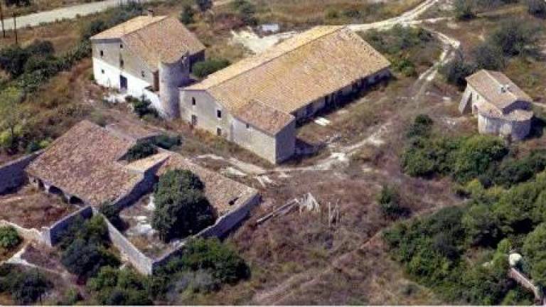 $!La antigua masía de la Casa Vella y la ermita.