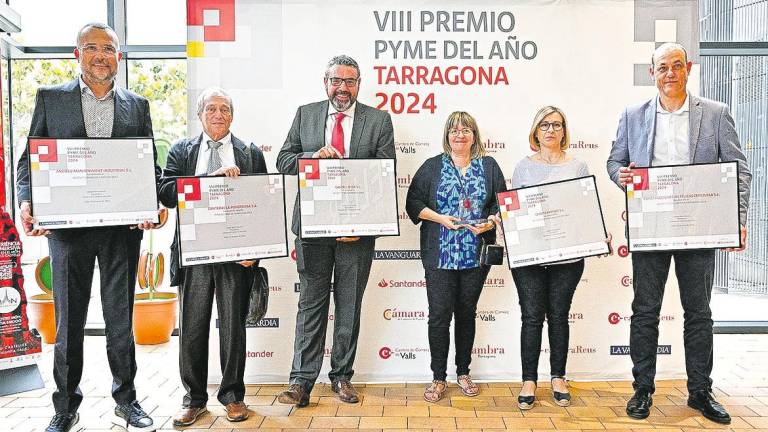 Els representants de les cinc pimes guanyadores al Museu Casteller de Valls. foto: Alfredo González