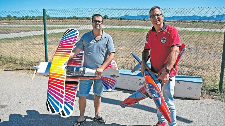 Eduard Domingo i Enric Belmonte, al club d’aeromodelisme de Bràfim. FOTO: Roser Urgell