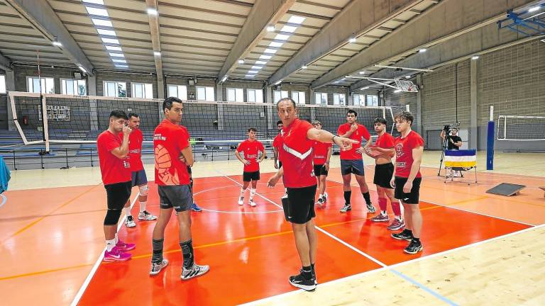 Vlado Stevovski da indicaciones en un entrenamiento con el Sant Pere i Sant Pau este curso. FOTO: àngel ullate