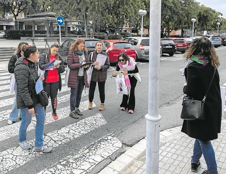 Las participantes fueron anotando cuestiones a mejorar y aspectos positivos para promover en el espacio público. Foto: Àngel Ullate