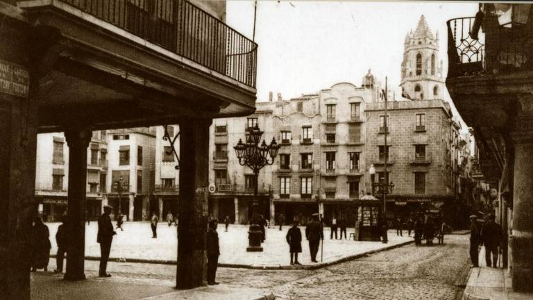 La cantonada del Mercadal amb els carrers de Monterols i de la Galera, vista des de ‘La Maravilla’, als anys trenta. foto: amadeu valveny fuguet/CIMIR