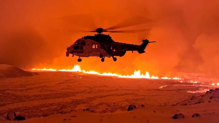 Una fotografía proporcionada por la Guardia Costera de Islandia muestra a la tripulación del TF-EIR, un helicóptero de la Guardia Costera, que sobrevoló una erupción volcánica. Foto: EFE/EPA/ICELANDIC COAST GUARD /