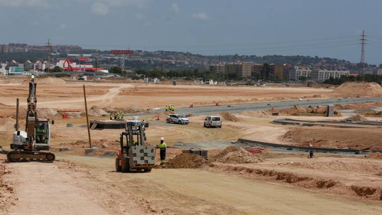 Imagen del 2021 de las obras de urbanización del PP10, donde el Ayuntamiento venderá varios terrenos. FOTO: PERE FERRÉ