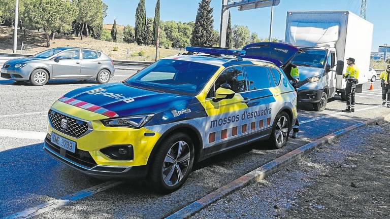 Control de los Mossos d’Esquadra en la rotonda de la carretera N-340 que da acceso a la AP-7 y C-32, en El Vendrell, en una imagen de archivo. FOTO: ANGEL JUANPERE / DT