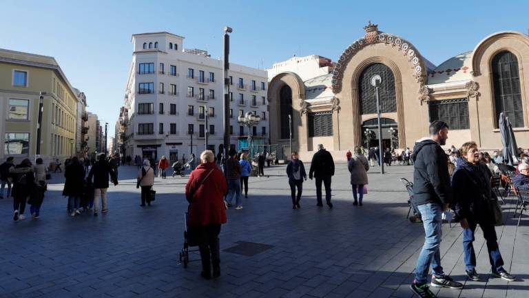 Mercats de Tarragona quiere instalar un sistema de telas móviles para generar sombra durante el verano. foto: Pere Ferré