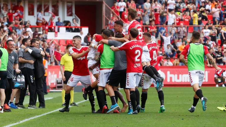 Los jugadores del Nàstic celebran uno de los cinco goles ante la Cultural. foto: Pere Ferré