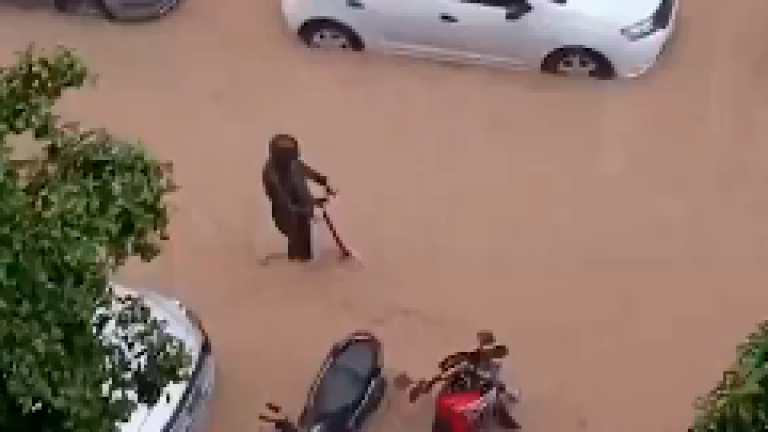 Instante mientras la mujer fue vista encima del patinete. Foto: DT