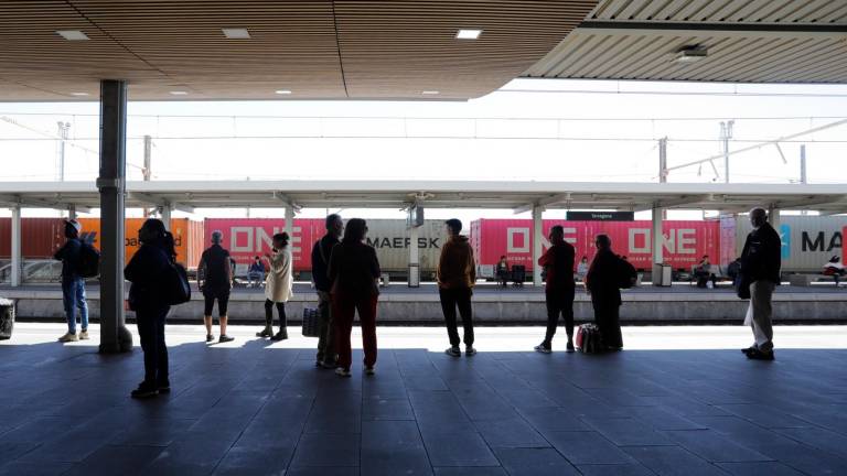Ahora los trenes de mercancías pasan por delante de la ciudad de Tarragona. Foto: Pere Ferré