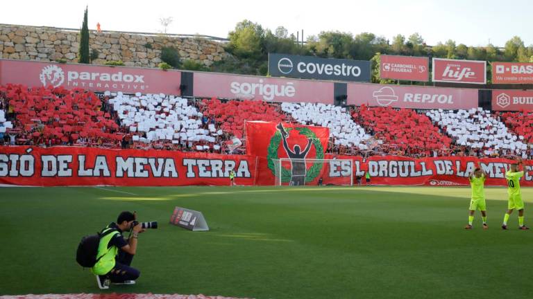 $!La afición grana mostró un tifo en el que pudo leerse «la il·lusió de la meva terra és l’orgull de la meva ciutat». Foto: Pere Ferré