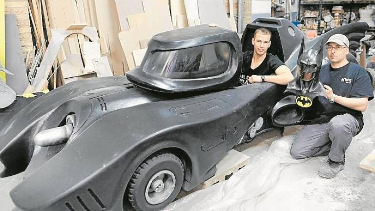 Toni, en el interior del Batmobile y Juan, con la m&aacute;scara de Batman, en el taller del escultor en El Morell.FOTO: Alba Marin&eacute;