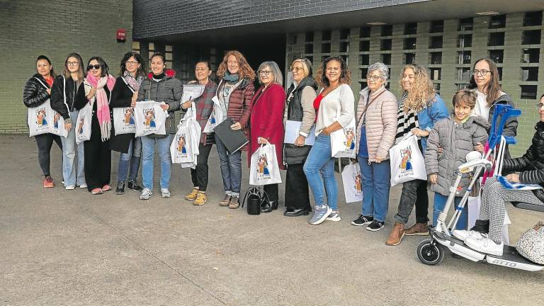 $!Las participantes, frente al Centre Cívic del Colomí, justo antes de empezar la marcha por las calles de Vila-seca. Foto: Àngel Ullate