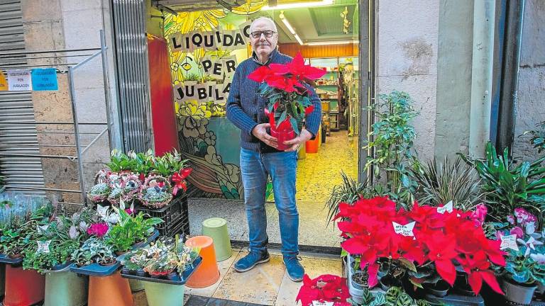 Llorenç Belencoso, a la puerta de la floristería de la calle Major. Foto: Marc Bosch