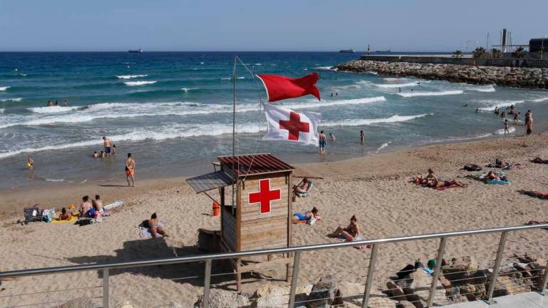 $!Seis rescates en la Platja del Miracle de Tarragona por ‘pasar’ de la bandera roja