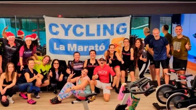 $!El Club Cycling Joan Enric Sabaté organizó el sábado una masterclass solidaria en las instalaciones del Tennis Salou H2O. Foto: Cedida