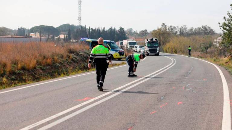 Dos agentes de los Mossos recopilando datos de un accidente de 2024. Foto: DT