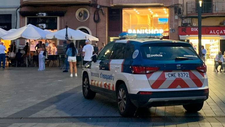 $!Un coche patrulla de Mossos en el centro de la plaza. Foto: DT