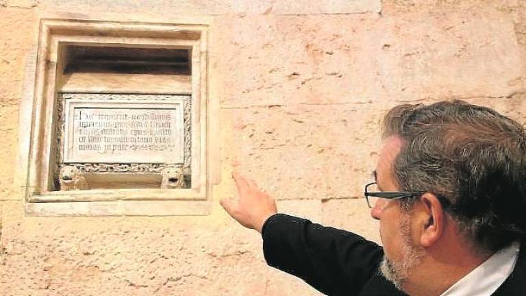 $!Andreu Muñoz, director del Museu Diocesà, assenyalant l’arqueta funerària on una inscripció assegura que contenia les despulles del tarragoní sant Cebrià.