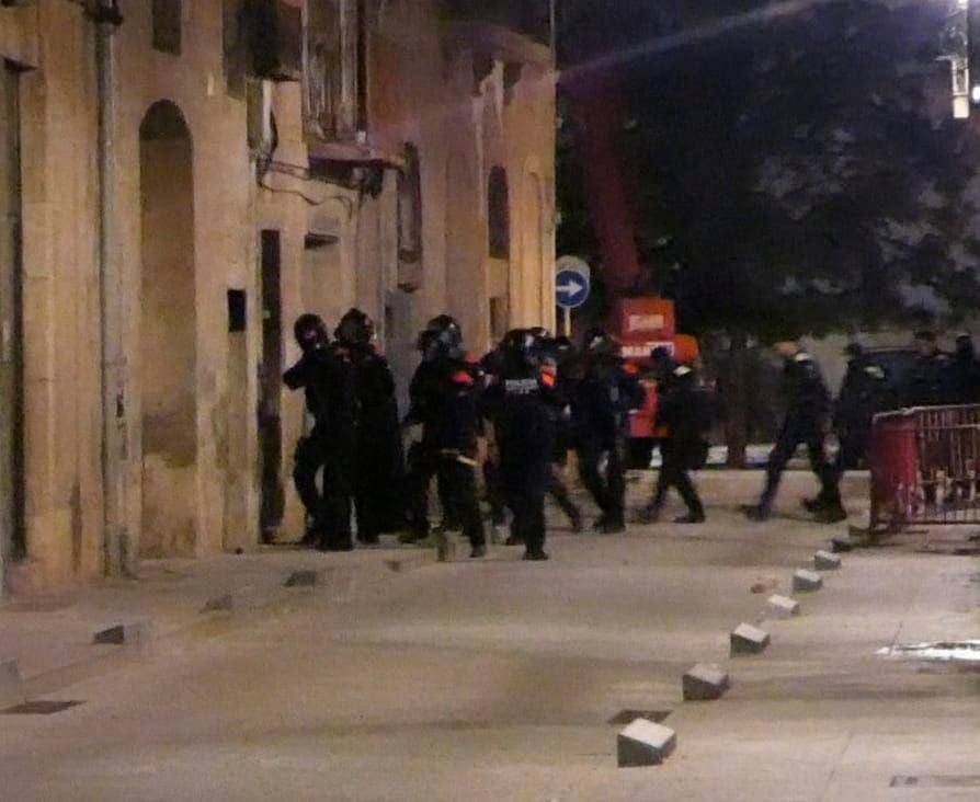 Entrada de los Mossos a uno de los narcopisos de Tortosa. Foto: CME