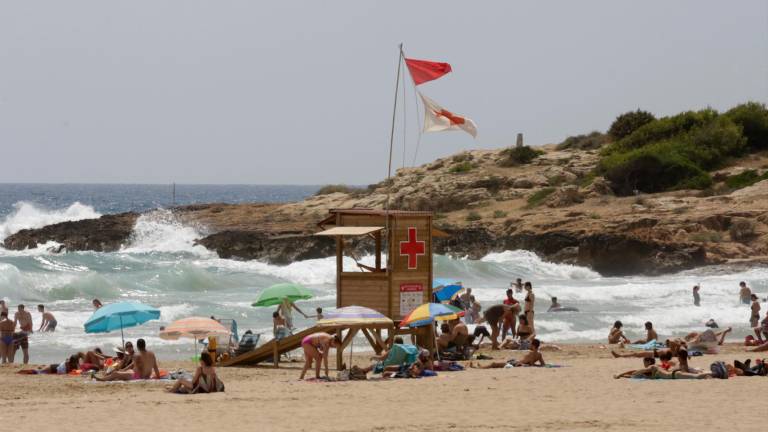 Imagen de archivo de una bandera roja en la playa de la Arrabassada en Tarragona. Foto: DT