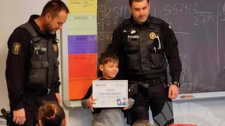 Dylan recibió un reconocimiento de la Policía Local.