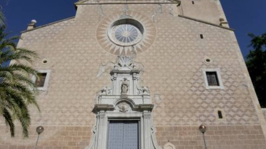 Imatge de la façana de l´església parroquial de Sant Feliu de Constantí.