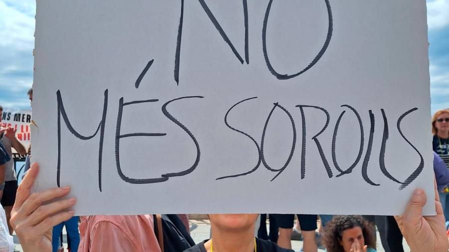 Muchos de los asistentes han portado pancartas reivindicativas. Foto: Norián Muñoz