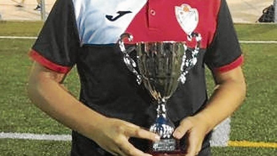 Izan Fernández posa con un trofeo de uno de los torneos de la pasada temporada. FOTO: CEDIDA