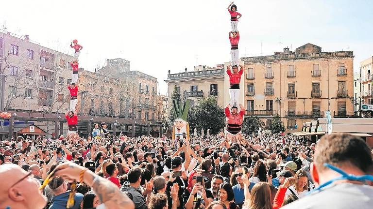 Un dels moments més multitudinaris amb el concurs de menjar calçots a la plaça del Blat. foto: alba mariné