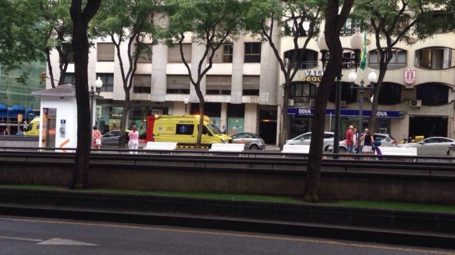 Una ambulancia en el lugar de los hechos para atender a la persona herida. Foto: dt