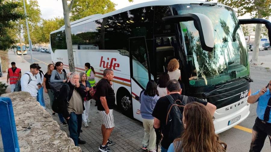 Los usuarios cogen el autobús en Vila-seca. Foto: Iván Alcalá