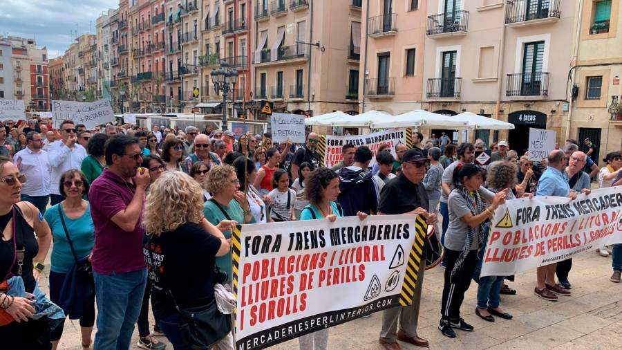 La marcha ha acabado frente al Ayuntamiento de Tarragona. Foto: Pere Ferré