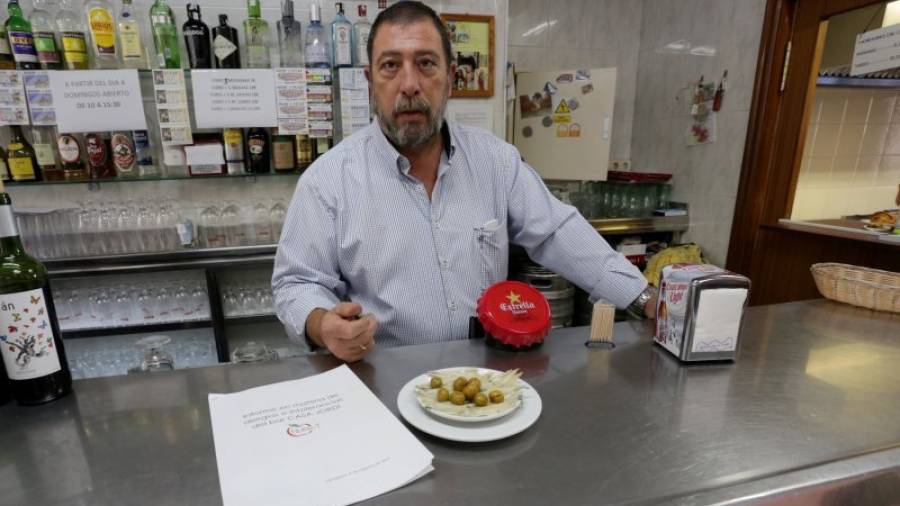 Jordi Rodríguez ha encargado una carta donde se desglosan los alérgenos de obligada declaración en cada una de las tapas de su restaurante. Foto: Lluís Milián