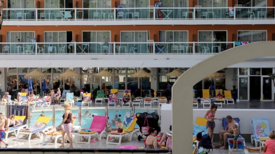 Imagen de la piscina del hotel Villa Dorada de Salou, ubicado en la calle Vendrell. Allí el socorrista sacó con un halo de vida al menor. Foto: Lluís Milián