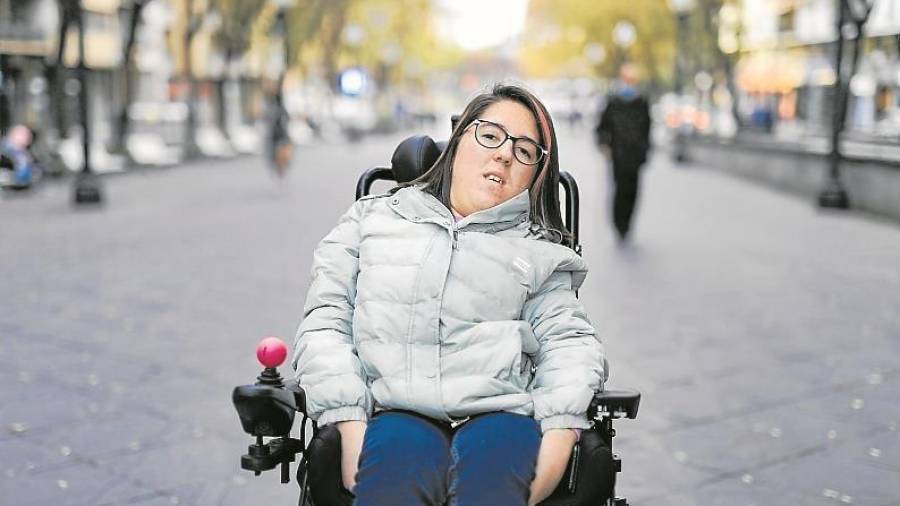 Lucía Rovira, paciente de miopatía congénita. FOTO: ÀNGEL ULLATE