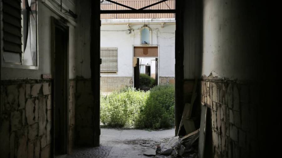 Imagen de ayer del estado en el que actualmente se encuentra el inmueble situado en la calle López Peláez. Foto: Pere Ferré