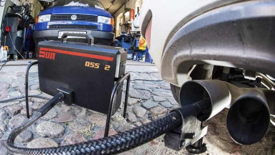 Un dispositivo mide los niveles de emisiones de un Volkswagen Golf 2.0 TDI en un taller de Fráncfort. Foto: Efe