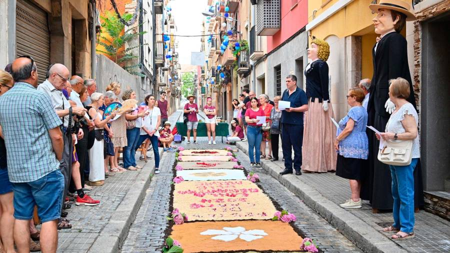 Els veïns del barri del Carme, amb catifes a terra fetes per a l’ocasió, ahir escoltant mossèn Josep M. Gavaldà (a la dreta). Foto: ALFREDO GONZÁLEZ