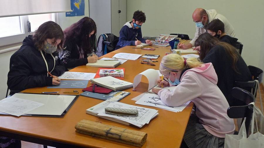 Alumnos del Taller de cómic y manga del Centre de Lectura de Reus. FOTO: ALFREDO GONZÁLEZ