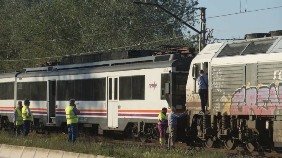 Operaris d´Adif, retirant el tren que va provocar l´avaria, ahir a la tarda. Foto: Joan Revillas