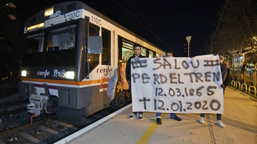 Un grupo de personas se manifestó la noche en que pasó el último tren por la estación de Salou en enero de 2020. FOTO: ALFREDO GONZÁLEZ