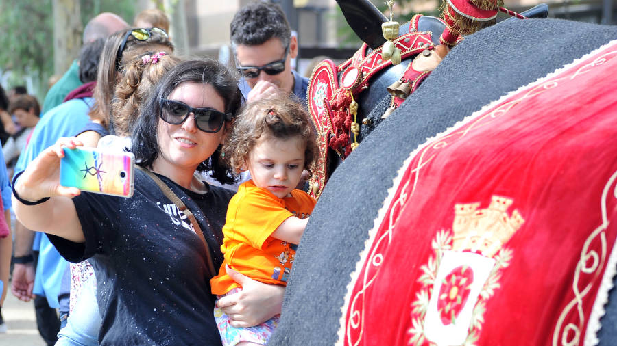 Mare i filla es fan un selfi amb la Mulassa de Reus. Foto: Alfredo Gonz&aacute;lez