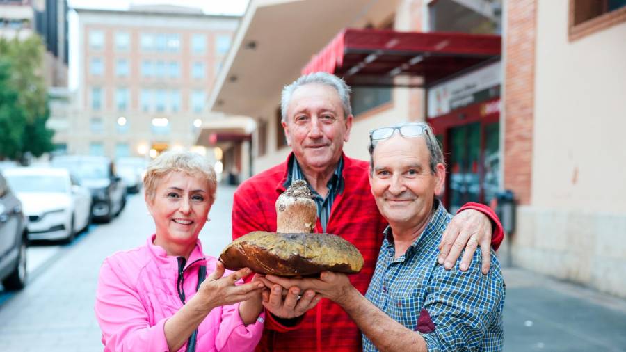 Juan Domènech y Blanca Gómez, con el boletus, en el Mercat Central, junto a Pere Margalef, de Cal Pere Fruites i Verdues. Foto: Alba Mariné